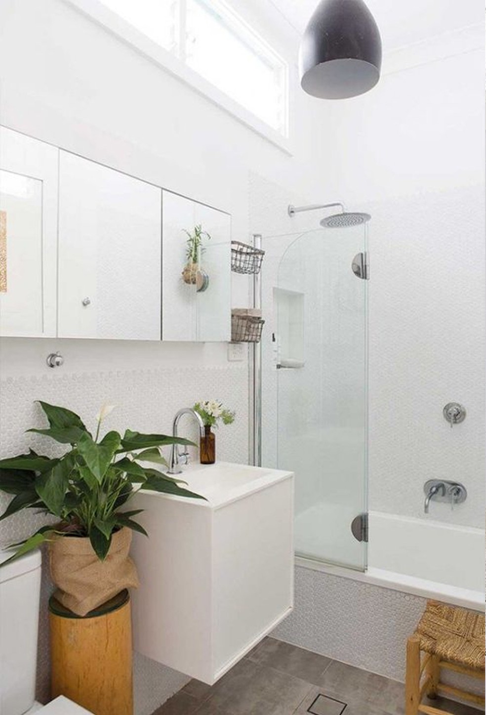 Como florescem mesmo sem muita luz, os lírios-da-paz vão bem no banheiro  — Foto: Pinterest / Reprodução