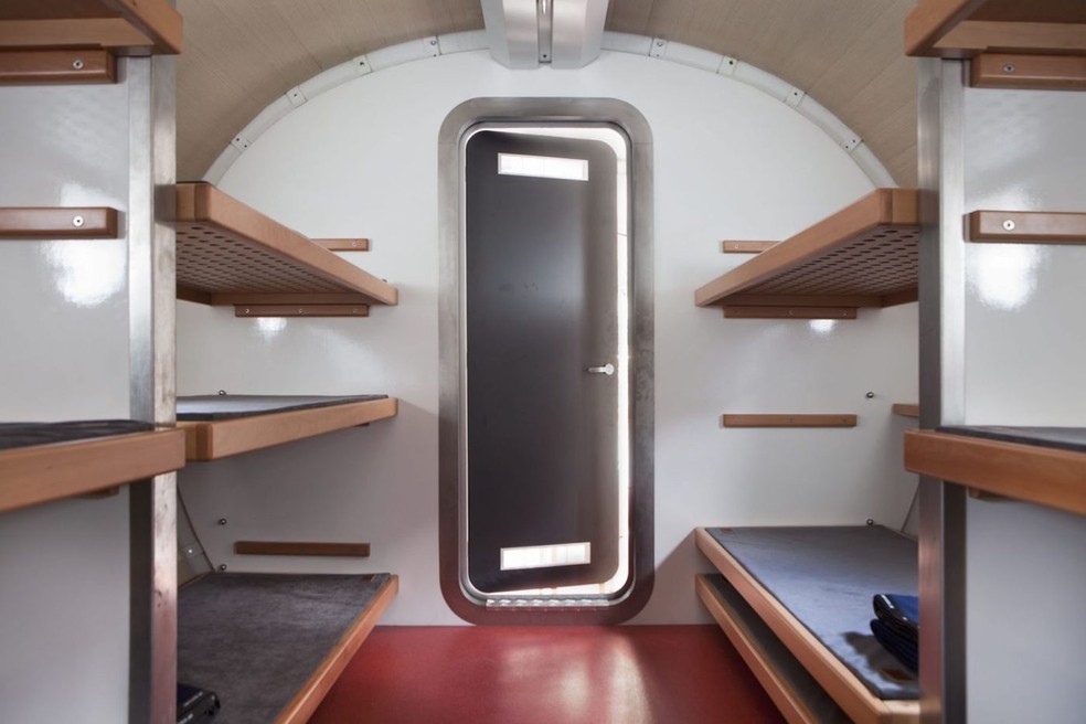 Dentro do espaço há camas beliche para até 12 pessoas simultaneamente — Foto: Leaf Factory / Divulgação