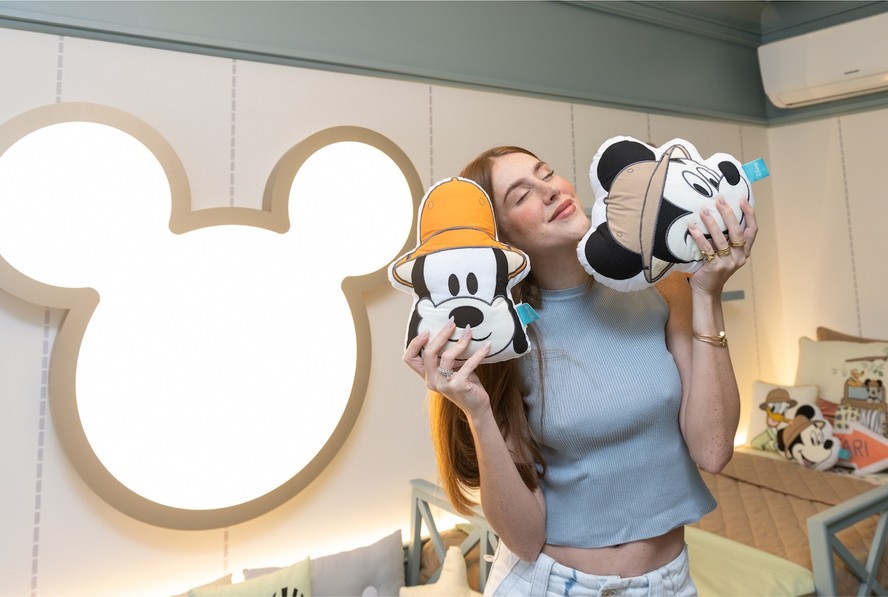 Mari Maria brinca com os acessórios fofos com os personagens da Disney do quarto dos filhos