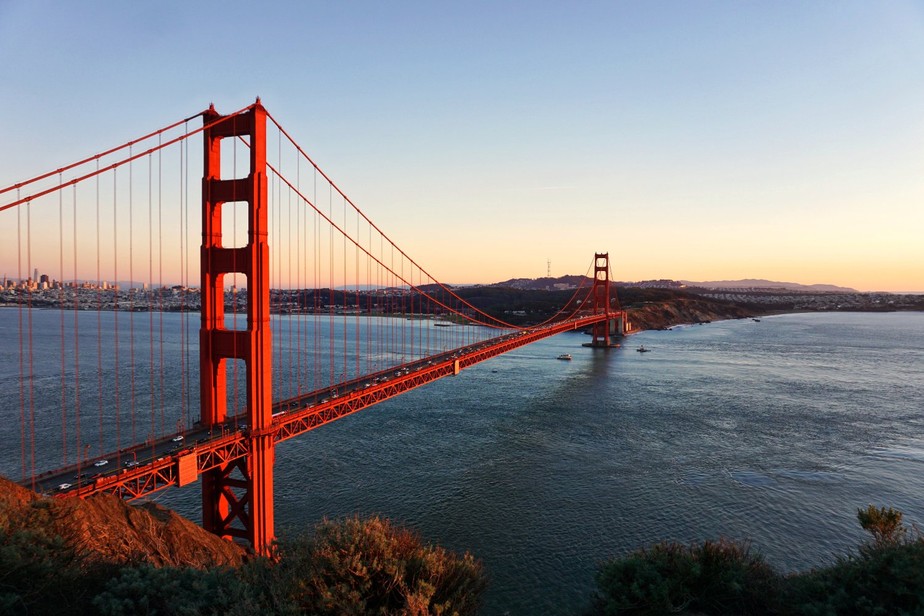 Enquanto pontes permitem a passagem de carros, passarelas são voltadas a pedestres e, às vezes, também a bicicletas e modais semelhantes, como patinetes. Na foto, Golden Gate Bridge, em São Francisco