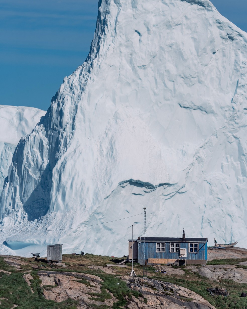 O vilarejo de Innaarsuit possui menos de 200 habitantes — Foto: Instagram/@astrodenniina/Reprodução