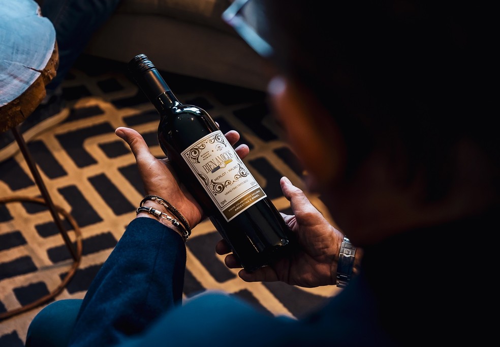 Apenas 18 mil garrafas do vinho 'Bien Amigos' serão comercializadas; vendas serão feitas pela Bueno Wines, pela Amazon e pela Ambev — Foto: Mariana Pekin / Divulgação