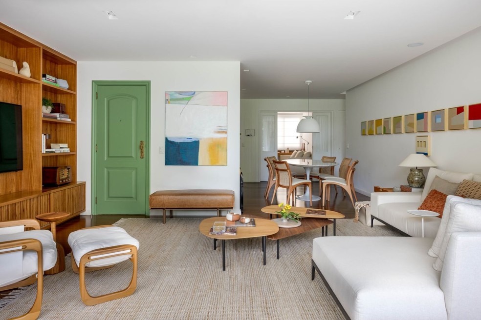 Casal troca casa de vila por praticidade e conforto de apê em Ipanema