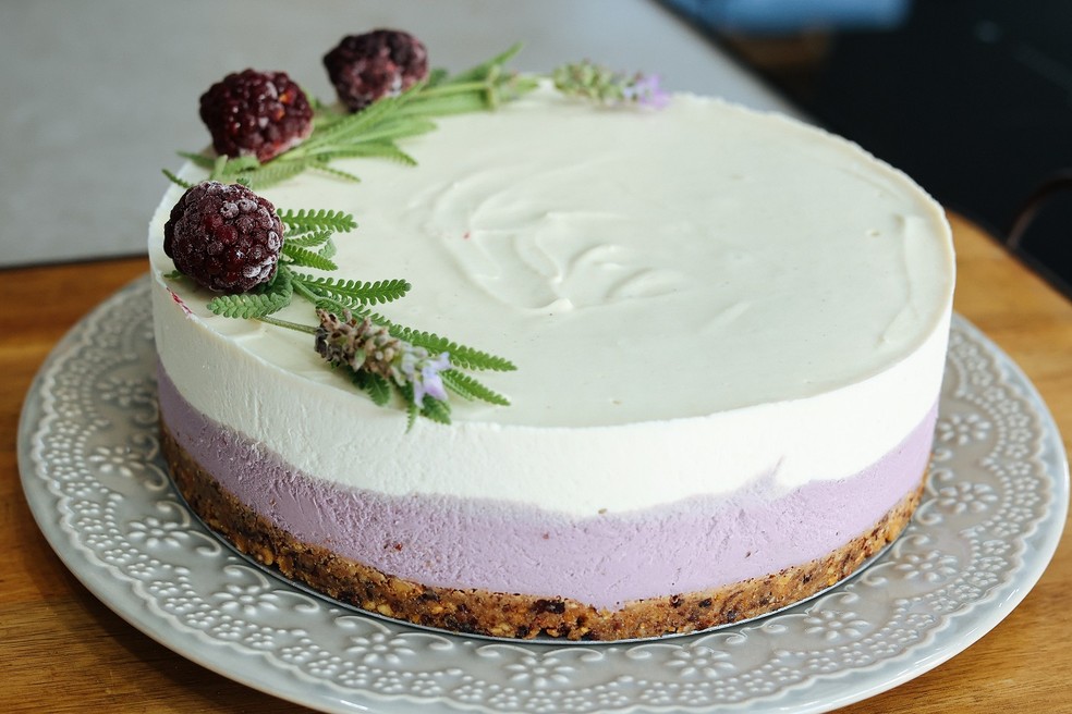 Receita de torta sorvete de amora, uva passa e baunilha é estruturada em três camadas — Foto: Copra Alimentos / Divulgação