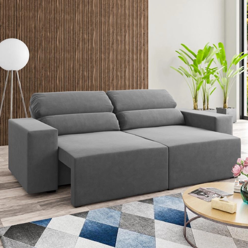 De veludo, o sofá Milão tem assento retrátil e encosto reclinável com cinco estágios — Foto: Reprodução / Americanas