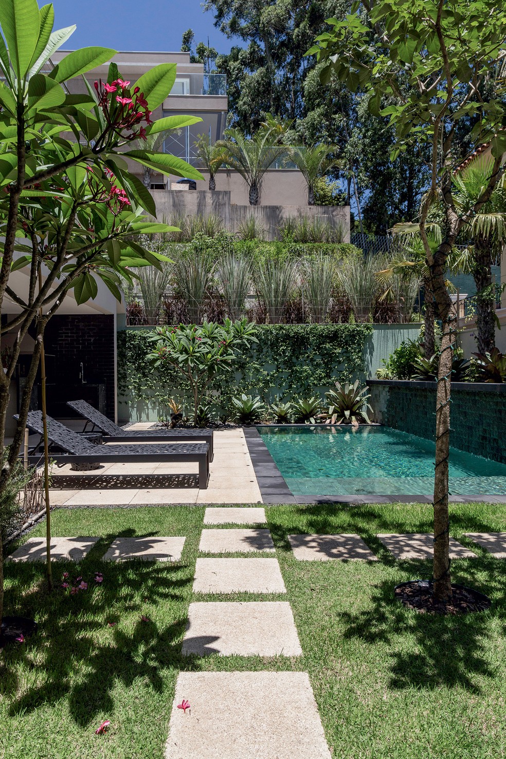5 projetos de área externa com jardins à beira da piscina - expresso.arq