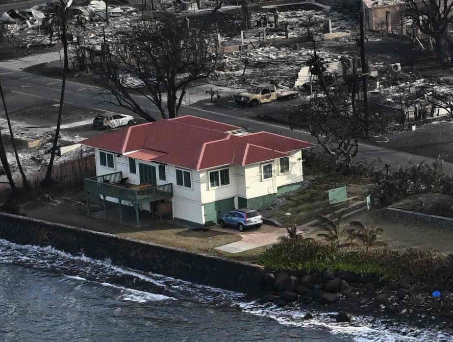 A casa de telhado vermelho sobreviveu ilesa à catástrofe no Havaí