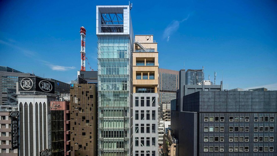 A fachada do Edifício Takagi, em Ginza, no Japão, se destaca pela estrutura no topo que se assemelha a uma 'caixa de madeira'