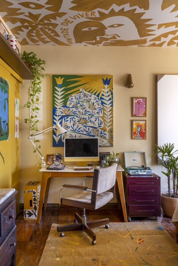 Cores e maximalismo marcam o apartamento do artista João Incerti no RJ