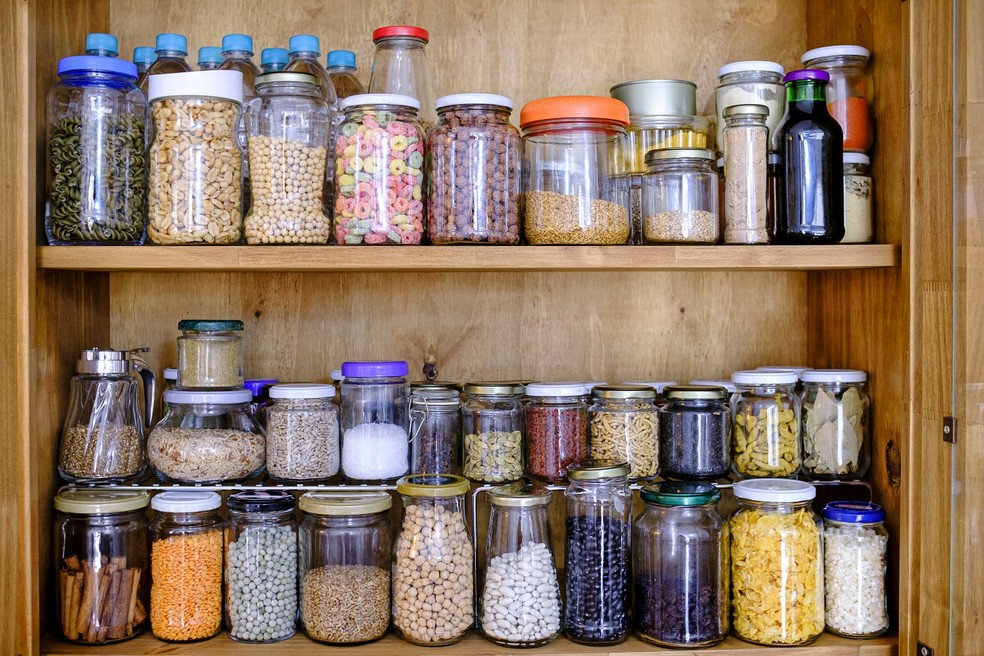 Outra dica para afastar as baratas de casa é manter os alimentos guardados em recipientes fechados — Foto: GettyImages 
