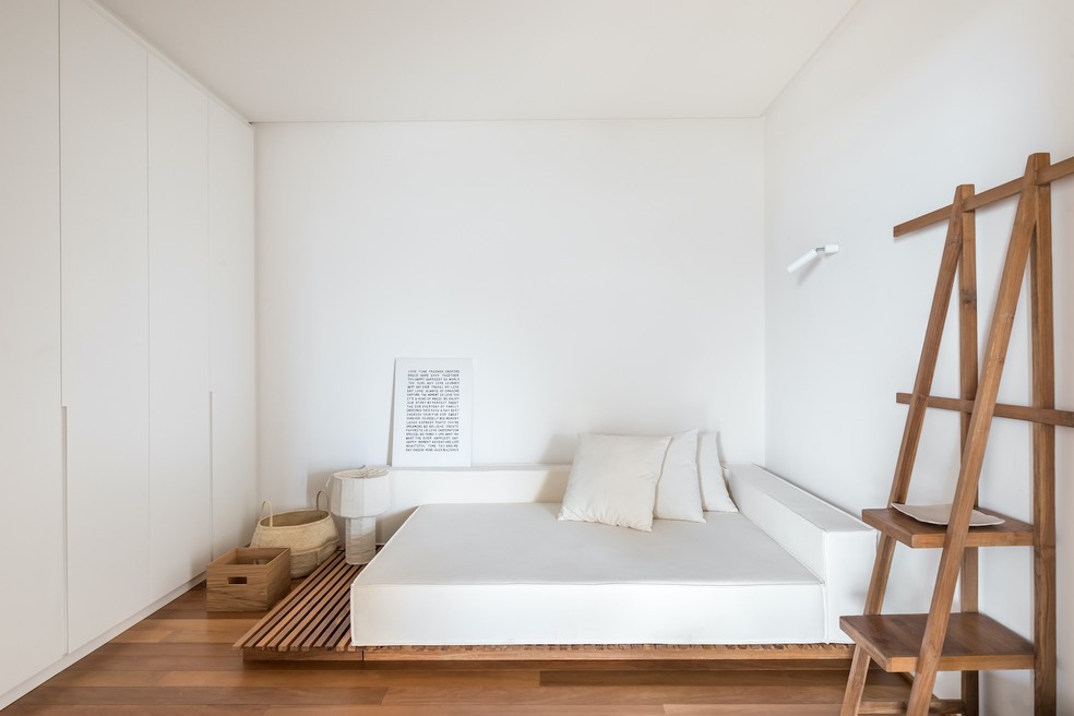 Decoração minimalista e natural ressalta a vista do mar em dúplex