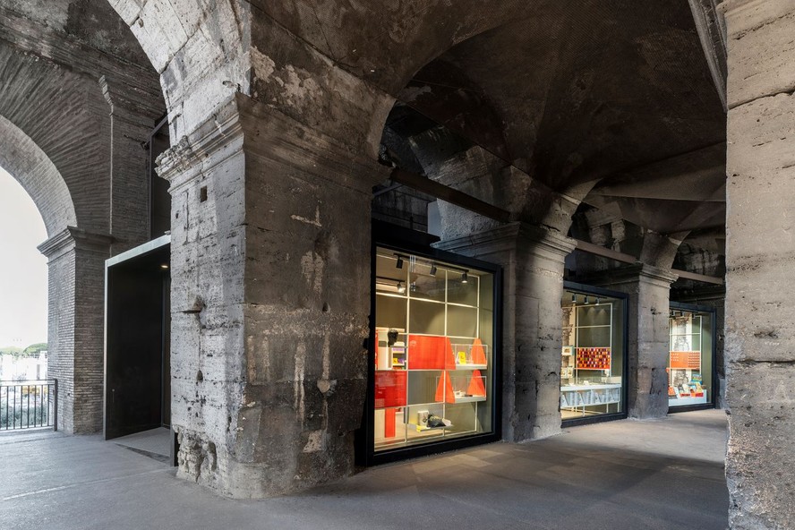 O escritório italiano Migliore+Servetto projetou os novos espaços da rede de livrarias Electa, em Roma, em quatro locais do Parque Arqueológico do Coliseu
