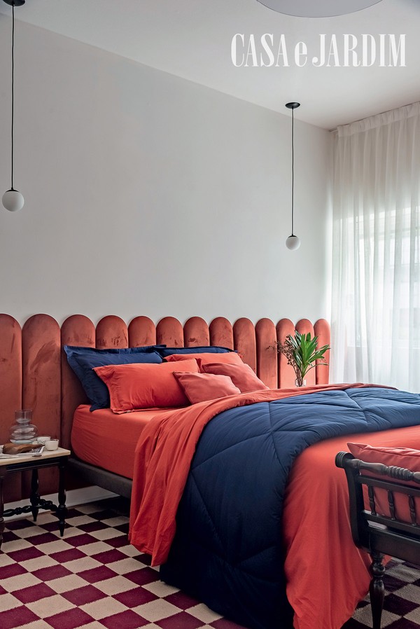 Stephanie Ribeiro mostra a decoração colorida de seu apartamento em SP