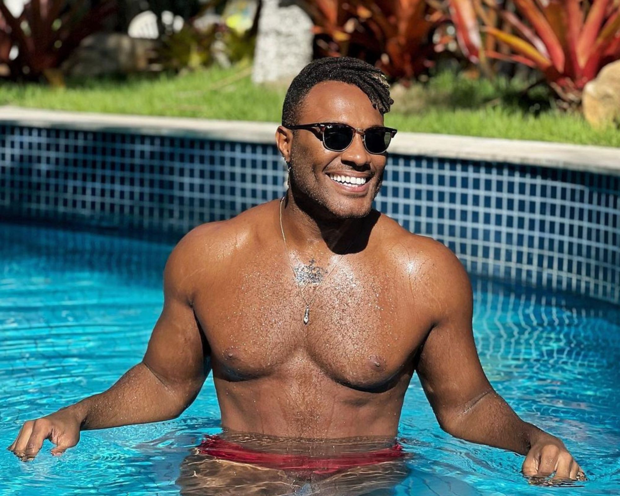 Fred Nicácio curte piscina de hotel luxuoso em Búzios durante viagem
