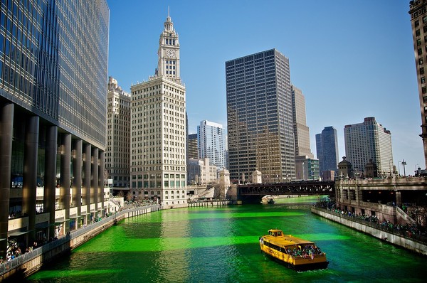 Rio Chicago é pintado de verde para a festa do Saint Patrick’s Day