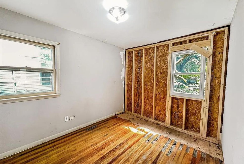 O piso de um dos quartos está completamente destruído, assim como a parede — Foto: Good Company Realty / Reprodução