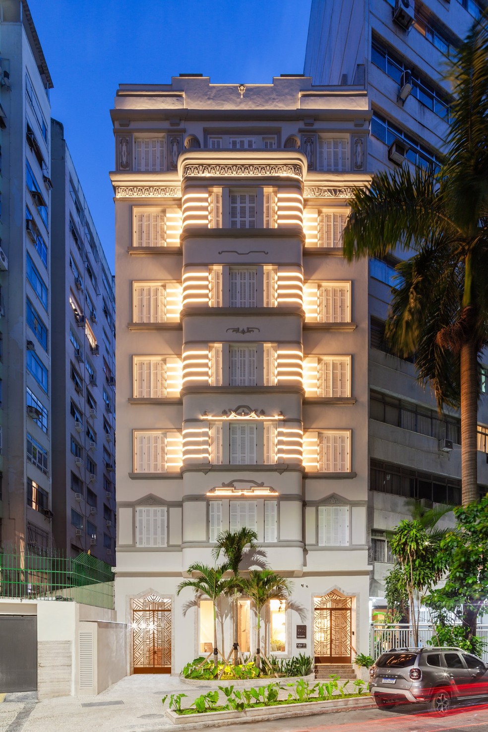 A iluminação da fachada busca resgatar o brilho da arquitetura art déco que se impõe no edifício — Foto: Pedro Vannucchi / Divulgação