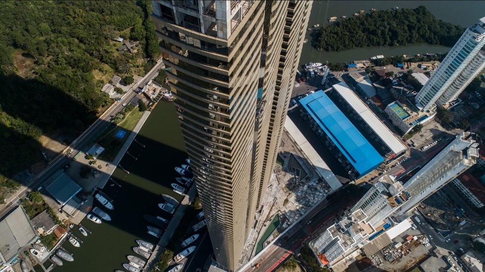 O empreendimento de luxo é composto por duas torres gêmeas, dois helipontos, elevador privativo e até marina — Foto: Yachthouse / Reprodução