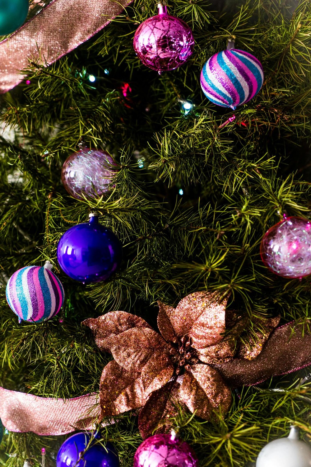 6 ideias incríveis de árvores de Natal coloridas para surpreender no ...