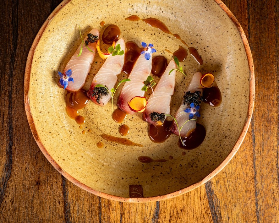 Receita de oritsu sashimi com peixe-branco e molho ponzu também acompanha mayo de pimenta sriracha
