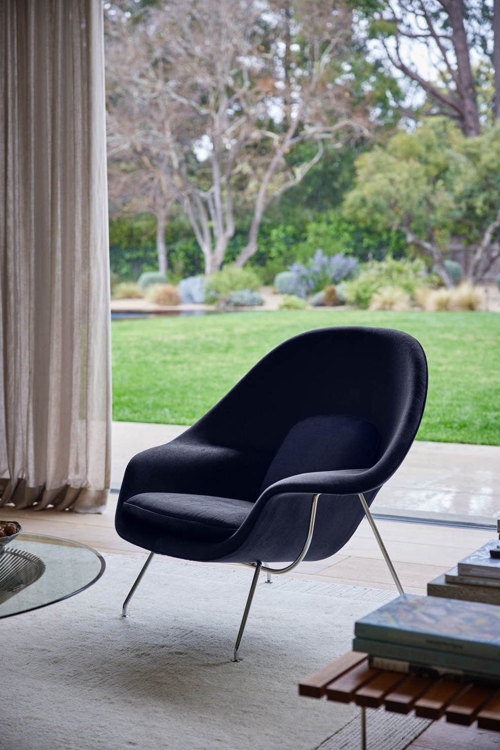 A cadeira "Womb", desenhada Eero Saarinen para a Knoll, é classicamente revestida por um bouclé de lã de alta qualidade — Foto: Knoll.com / Reprodução