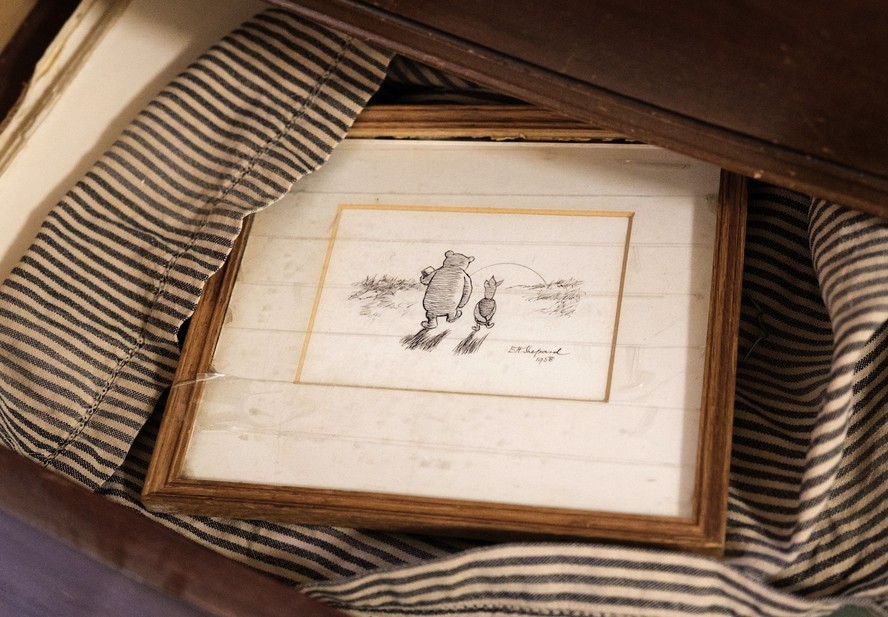 Desenho original do Ursinho Pooh foi encontrado em uma moldura barata remendada com fita adesiva
