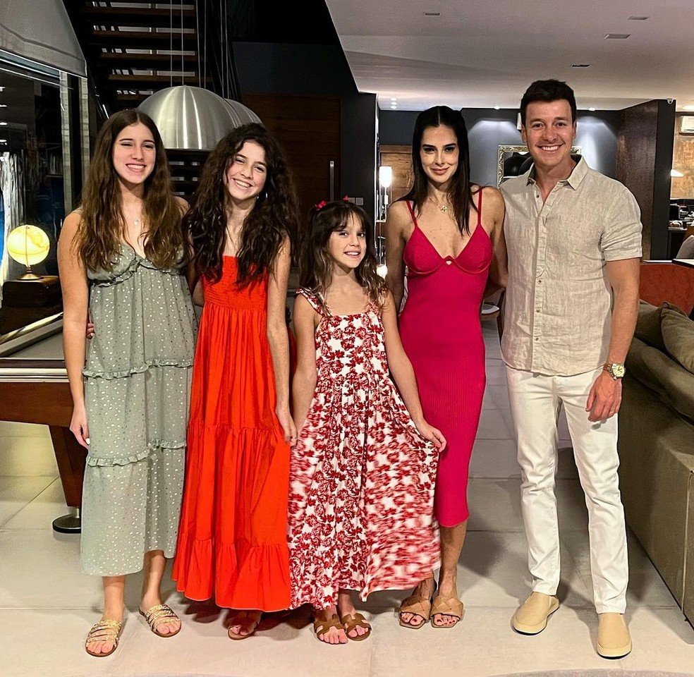 Rodrigo Faro faz 50 anos conheça a mansão onde o apresentador mora com a família Celebridades