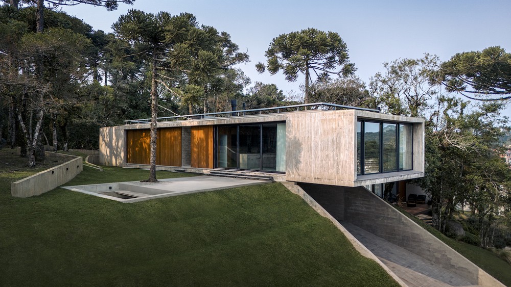Casa na Serra Gaúcha traz volume em balanço e vista para as araucárias
