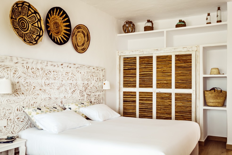 Objetos de artesões de Ibiza, na Espanha, ajudam a compor a decoração dos quartos do hotel Petúnia — Foto: Benoit Linero / Divulgação