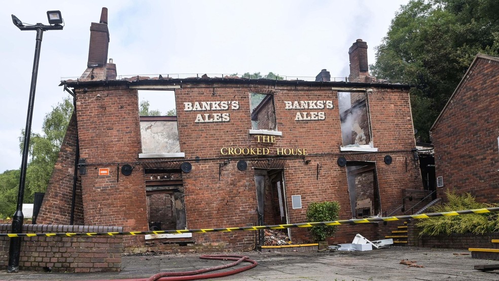 O pub após o incêndio — Foto: Facebook / @Dave White / Reprodução