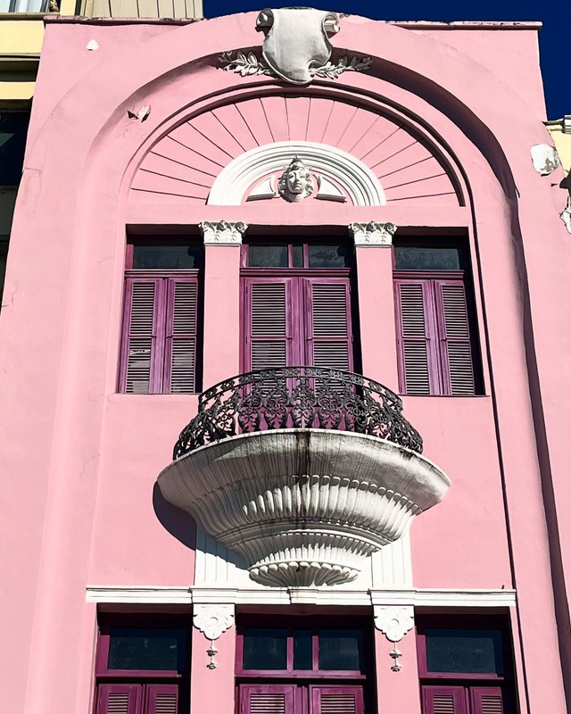 Imóvel rosa de quase 100 anos está à venda por mais de R$ 2 milhões no ...