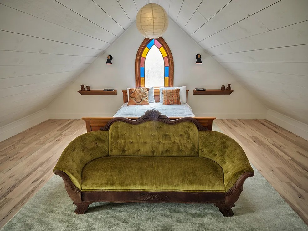 Um dos quartos da casa de hóspedes tem um sofá espaçoso — Foto: Morten Smidt / Reprodução