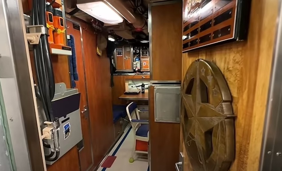 O comandante é o único que tem uma cabine só para ele, decorada com painéis amadeirados — Foto: YouTube / Barefoot Vlogger / Reprodução