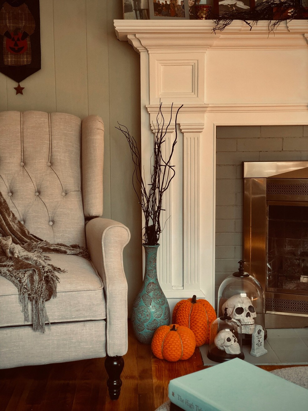 Pequenos elementos temáticos podem compor a decoração de Halloween de forma simples e minimalista — Foto: Erica Marsland Huynh/Unsplash/Creative Commons