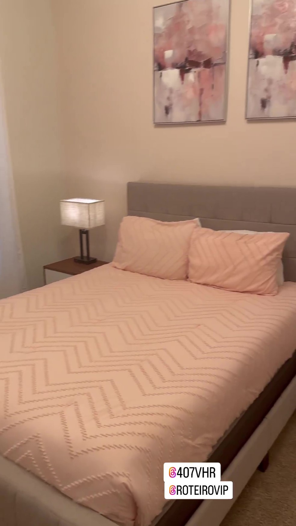 O cômodo tem decoração minimalista e uma cama de casal — Foto: Instagram / Reprodução