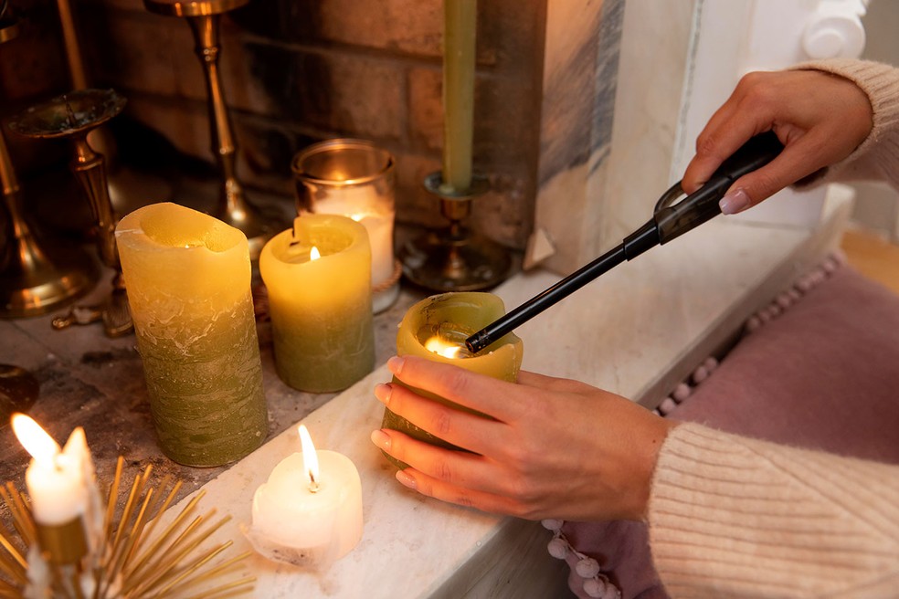 Para ter mais segurança em casa, a dica é acender as velas com um acendedor próprio — Foto: Freepik / Creative Commons