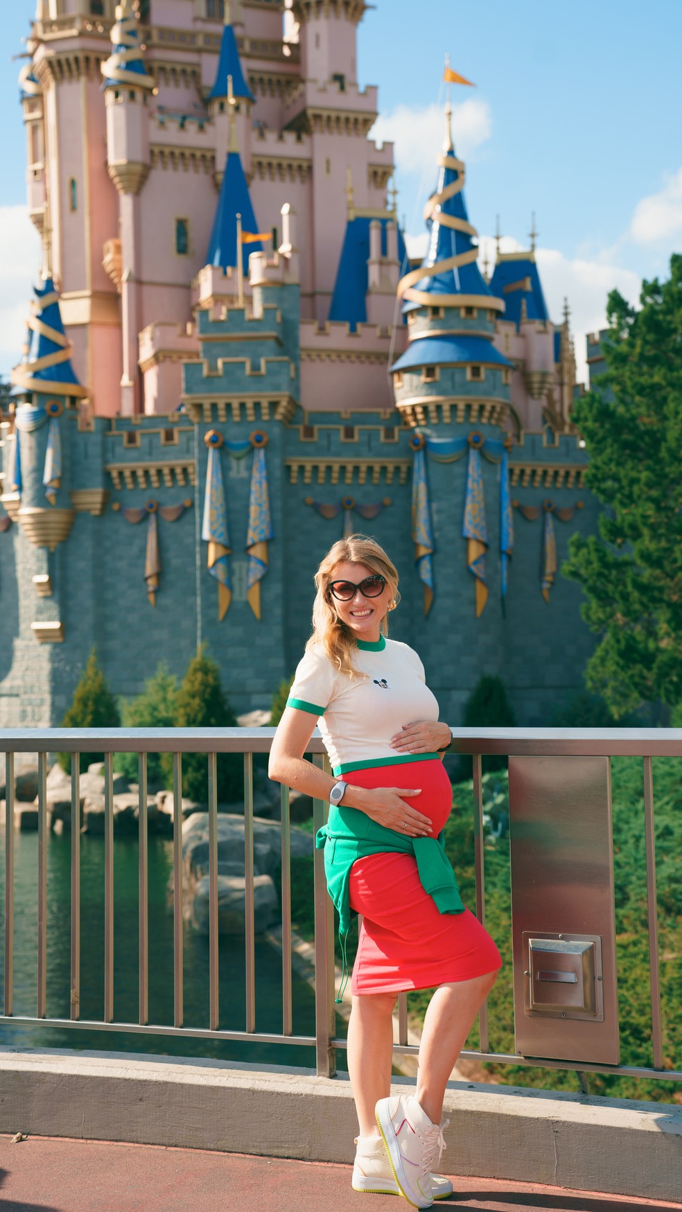 A médica veterinária Karoline Kleine aproveita as férias com a família enquanto aguarda o seu terceiro filho. No fundo, o castelo do Magic Kingdom, parque da Disney, em Orlando — Foto: Divulgação