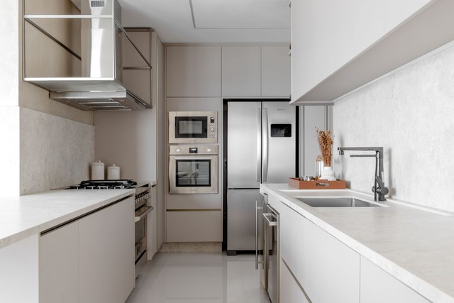 Projeto valoriza vista e conforto de apartamento com estética atemporal
