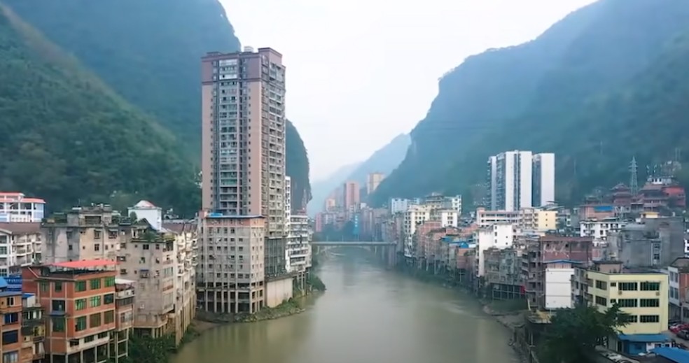O cenário insólito repleto de prédios altos costuma viralizar nas redes sociais — Foto: Youtube / Aerial China / Reprodução