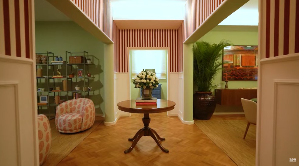 Lele Burnier se inspirou no apartamento da personagem Charlotte, da série Sex and The City, para colocar as flores na mesa redonda do seu hall de entrada — Foto: Youtube / Reprodução