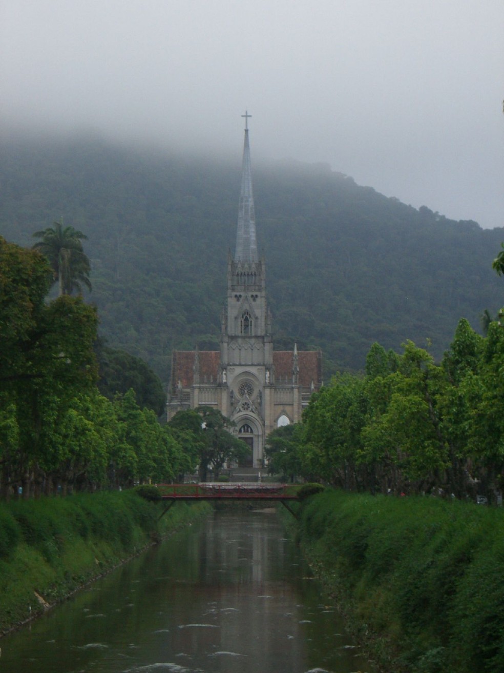 Petrópolis é um dos destinos da BR-040, outra rota interessante de se fazer no Brasil. Na foto, catedral de São Pedro de Alcântara — Foto: Flickr / Hervé / Creative Commons