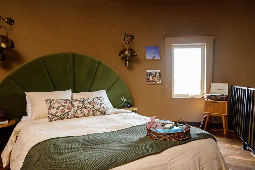 O grande destaque do quarto é a vitrola, onde é possível escutar os vinis preferidos das proprietárias — Foto: Reprodução / Airbnb