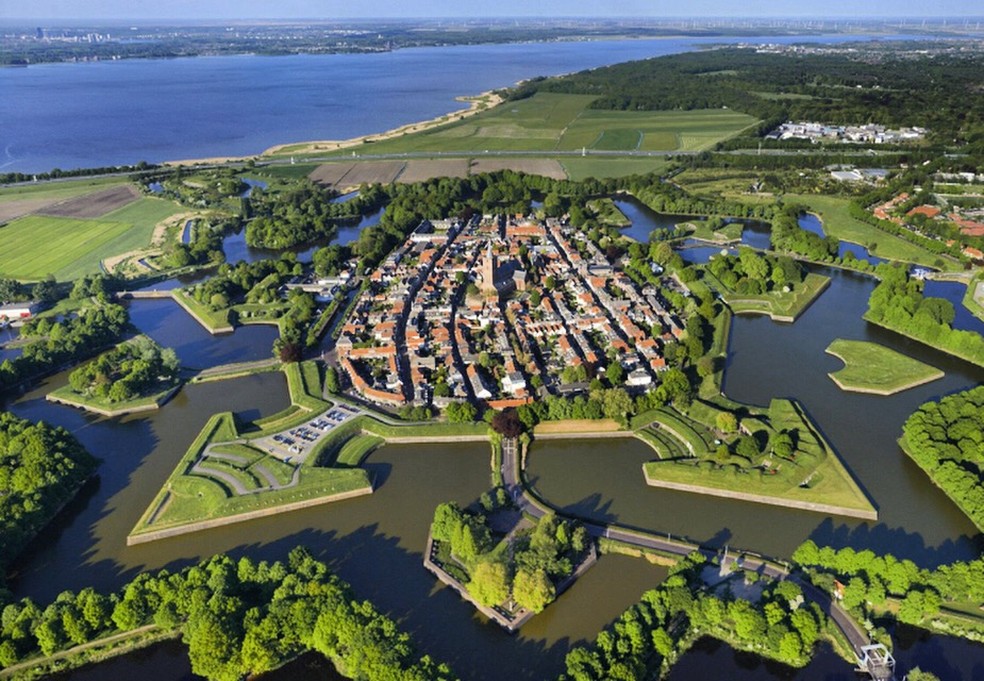 A vista area de Naarden revela o formato de estrela de seis pontas, cercada por canais e muralhas  Foto: Nederlands Vestingmuseum/Wikimedia Commons
