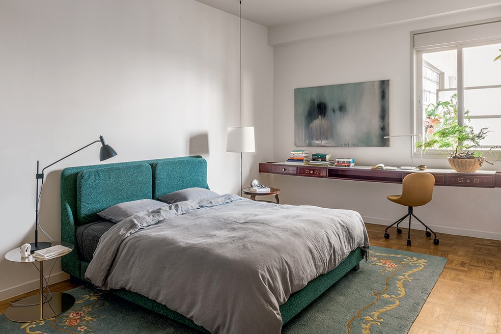 No quarto do casal, o branco predomina, pontuado por cores fortes nos móveis. Projeto do escritório SAO Arquitetura — Foto: Renato Navarro / Divulgação