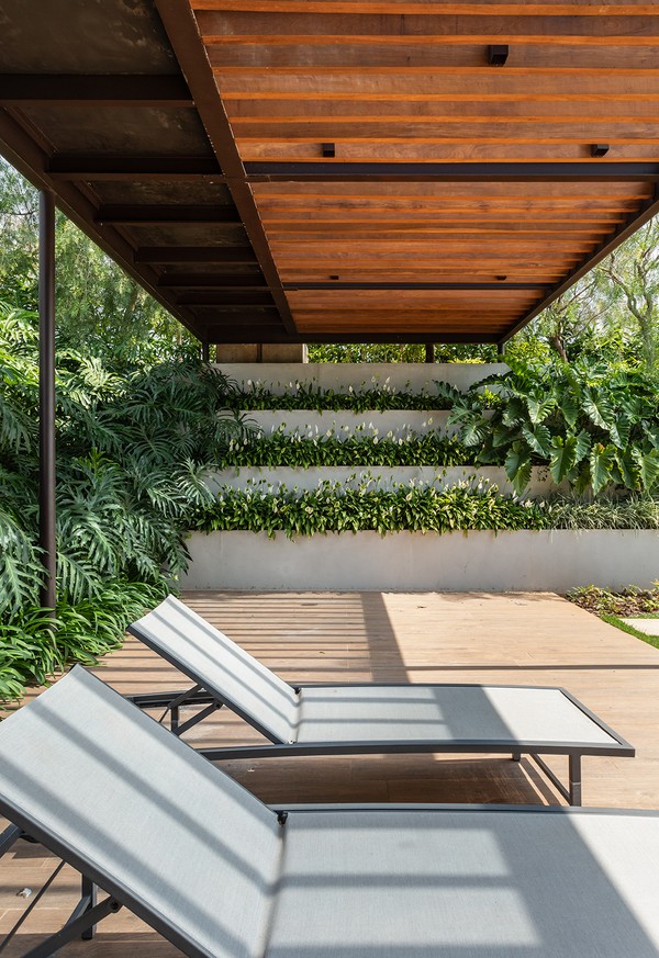 Casa contemporânea é envolvida pela natureza e se integra à paisagem