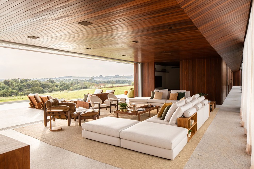 Casa tem living com vista exuberante para passar os finais de semana