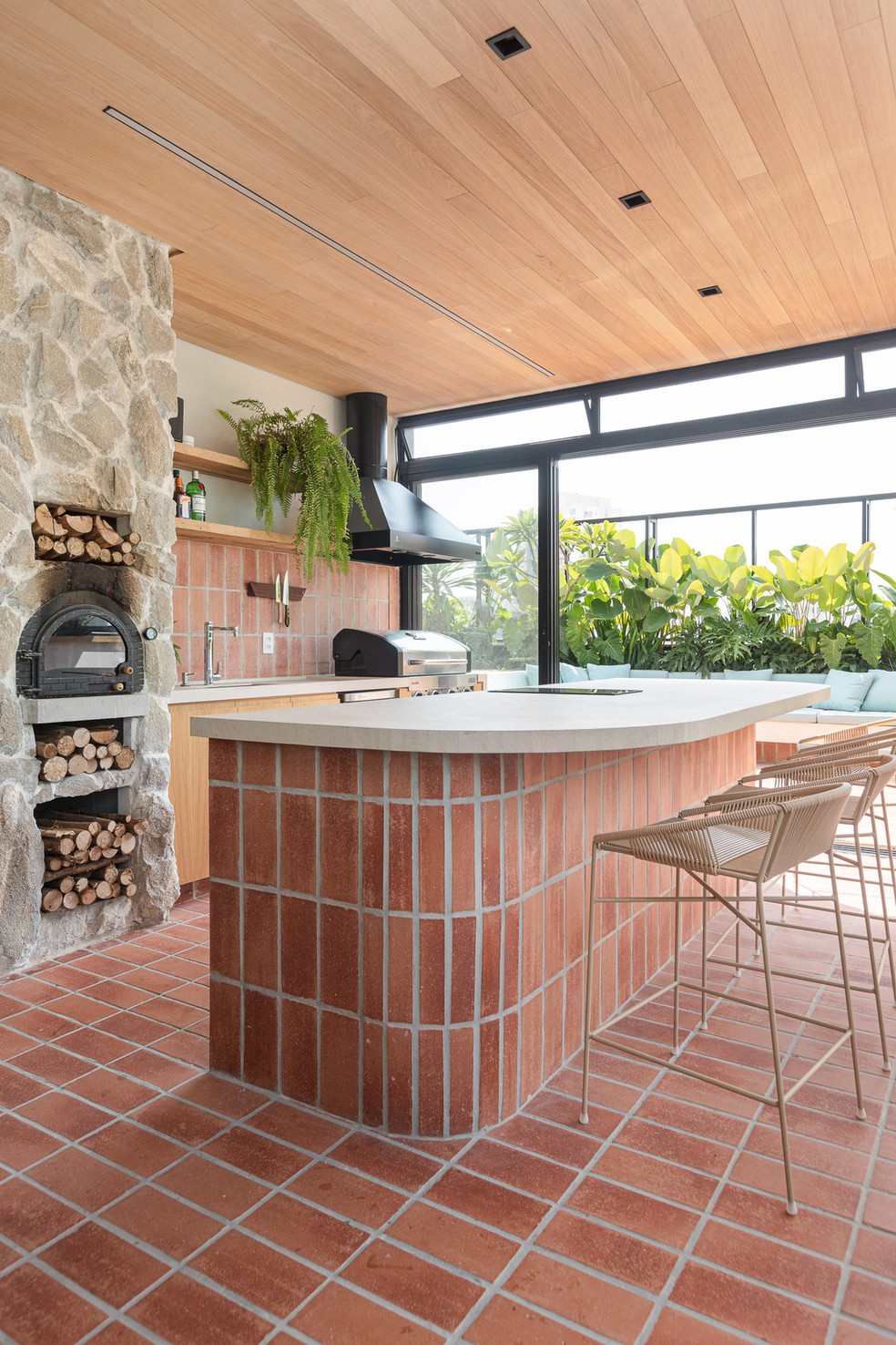 Casa ganha ambientes coloridos repletos de histórias após reforma