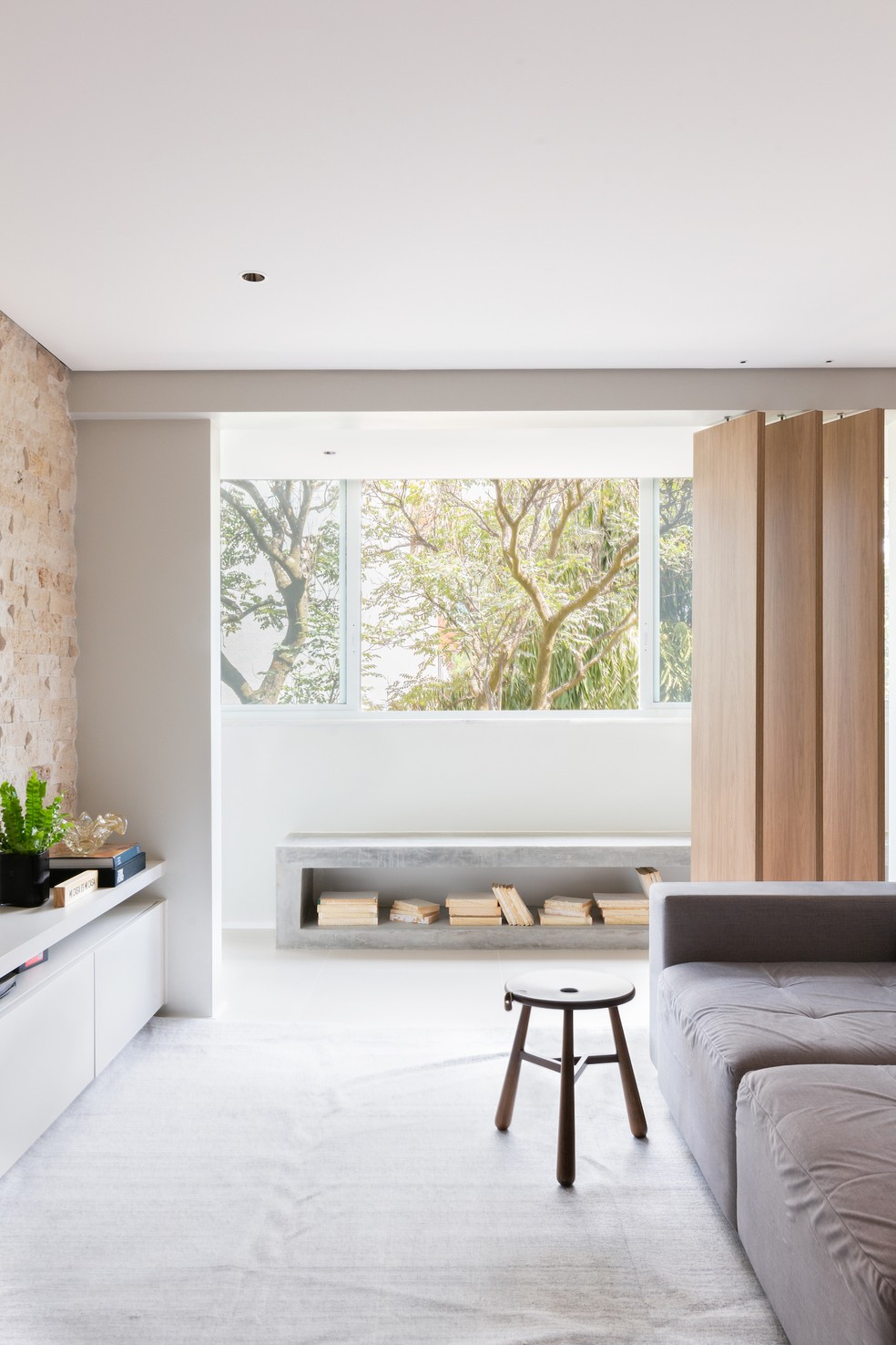 A integração entre sala de estar e varanda permite boa entrada de iluminação e ventilação natural — Foto: Gabriel Lima / Divulgação