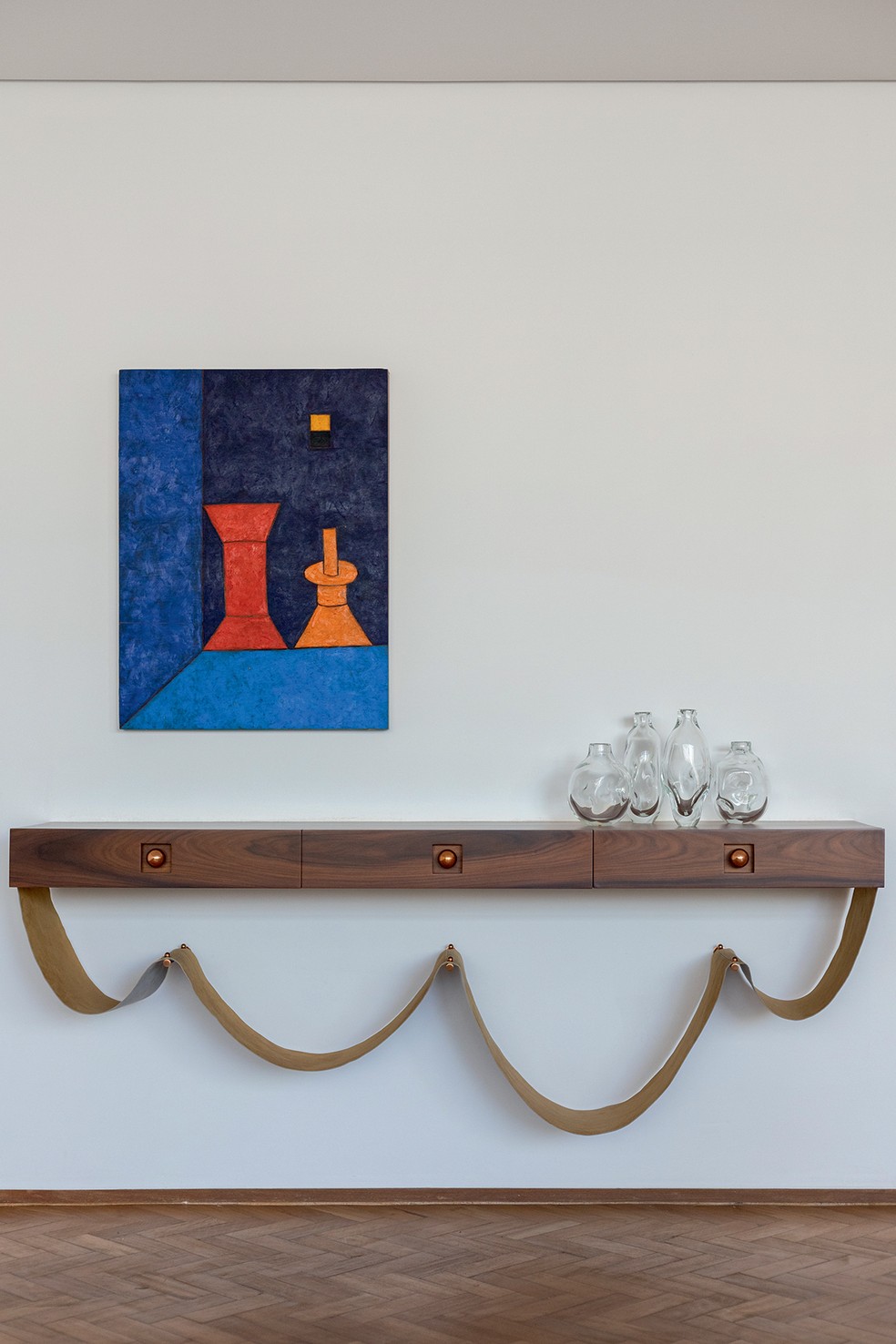 O aparador escolhido também pode ser assinado. Na foto, modelo "Alva AP", de Susana Bastos e Marcelo Alvarenga, da Etel Design, na Arquivo Contemporâneo. O quadro é de Francisco Galeno, no projeto do Studio Ark — Foto: Júlia tótoli / Divulgação