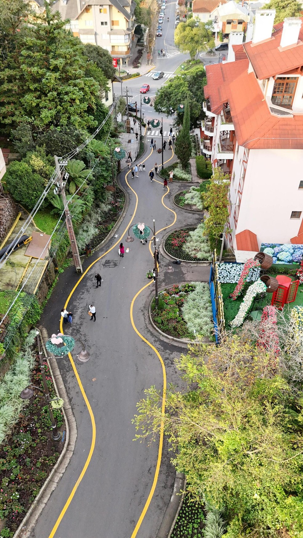 Ruas estreitas e traçados curvos acalmam o trânsito, reduzem a velocidade dos veículos e tornam o espaço mais seguro e amigável para pedestres, como acontece na "rua Torta", em Gramado, RS, um dos principais pontos turísticos da cidade — Foto: Pexels/Vitor Pinheiro Sousa/Creative Commons